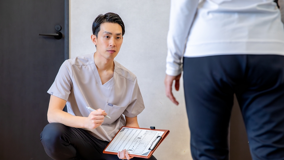 目で動作をチェックしている様子