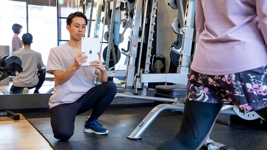 動作をiPadで撮影している様子