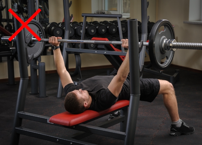 一般的なジムの風景（ベンチプレス）