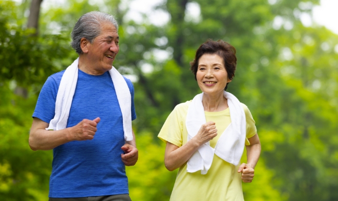 笑顔でジョギングする60代夫婦