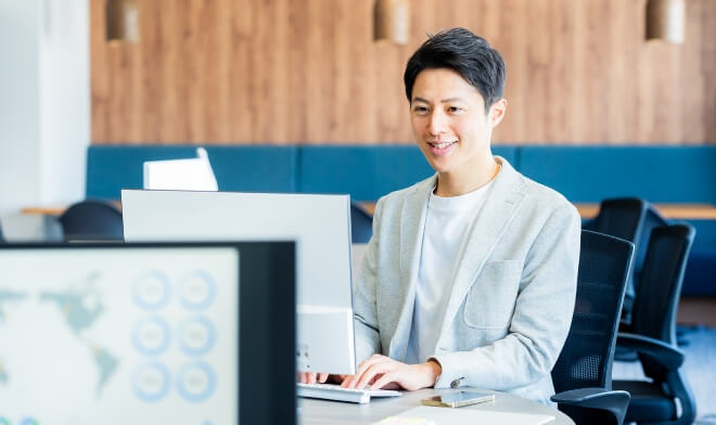 パソコンを使う男性