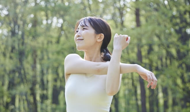 生き生きとストレッチする女性