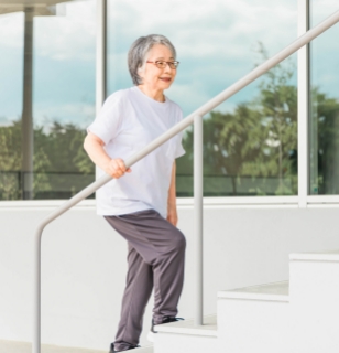 元気に階段を登る年配の女性