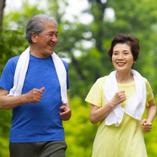 笑顔でジョギングする60代夫婦