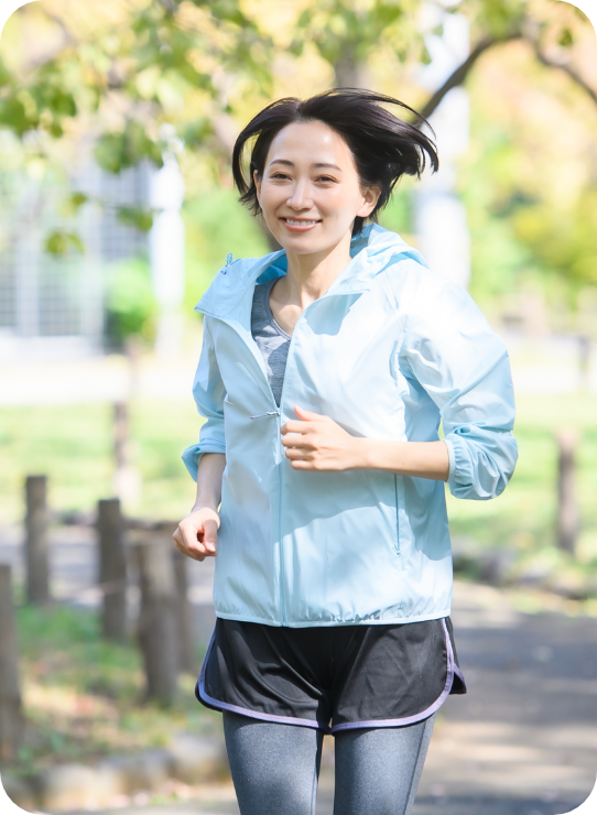 健康的な体でマラソンを楽しむ30代女性