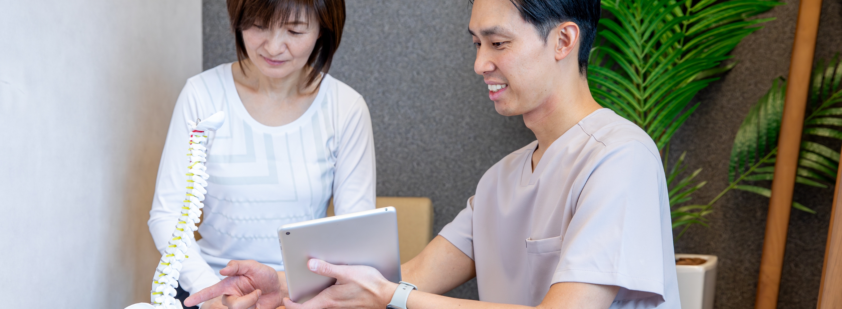 動作の撮影動画や骨の模型を見ながらフィードバックする様子