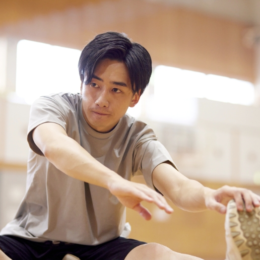 体を動かしている男性