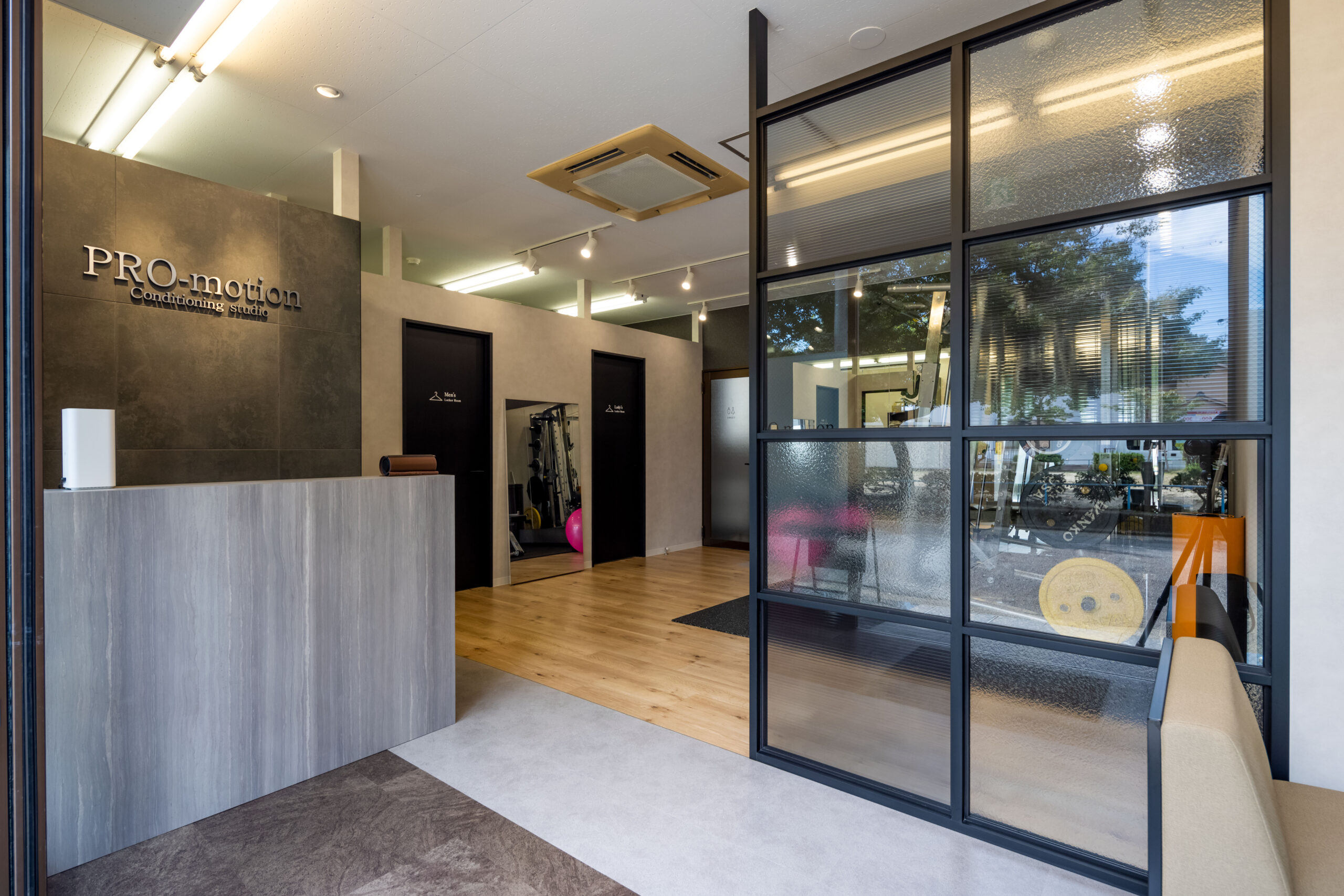 PRO-motion 浄心店の内観写真