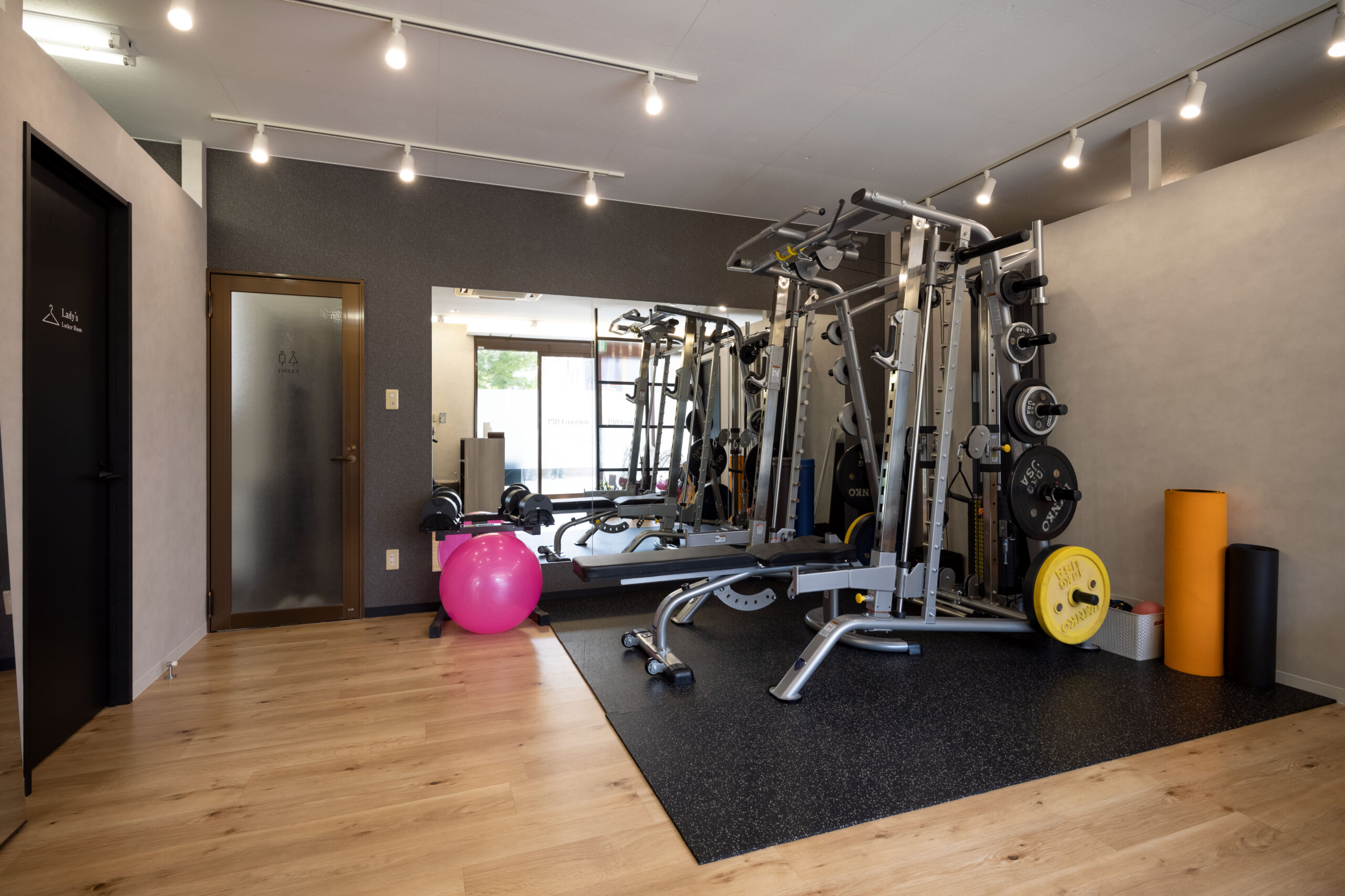 PRO-motion 浄心店の内観写真