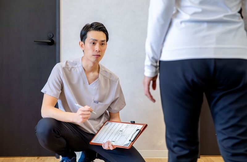 動作チェックをするトレーナー