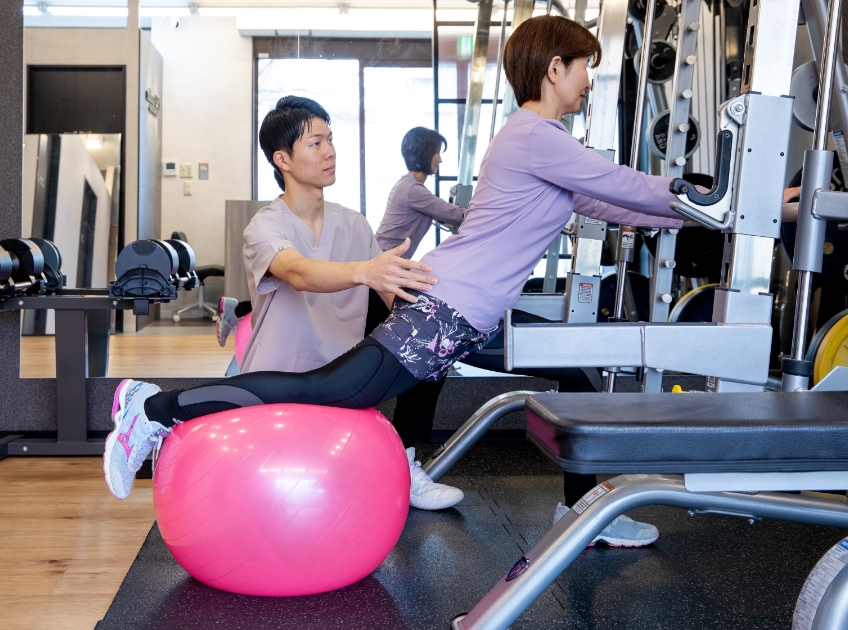 バランスボールでトレーニングする女性