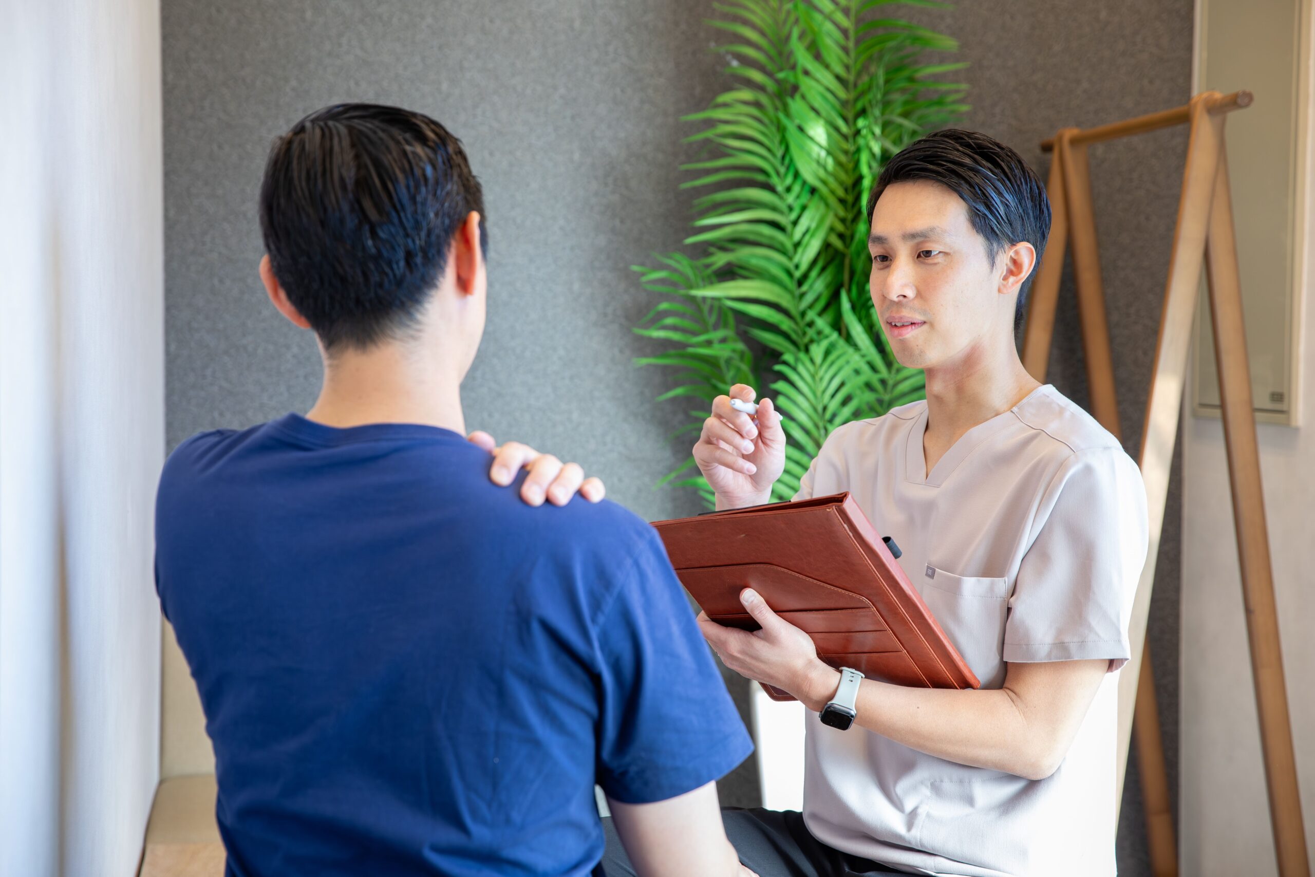 フィードバックを行うトレーナー