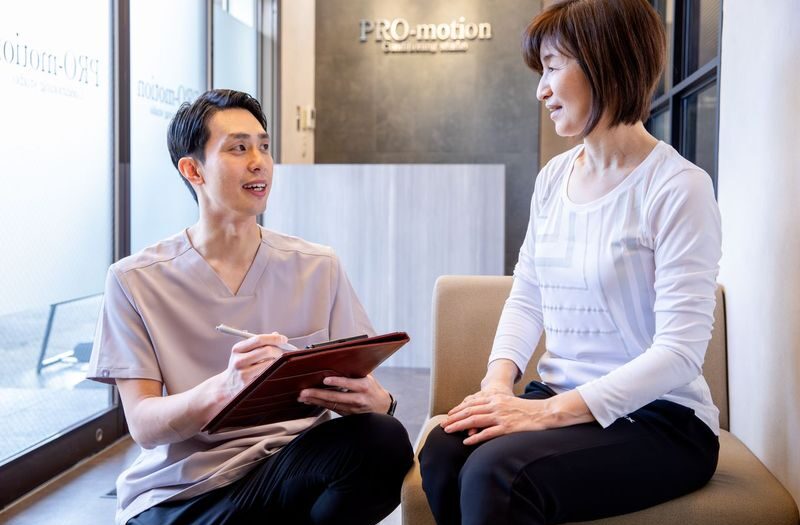 カウンセリングをするトレーナーと受ける女性