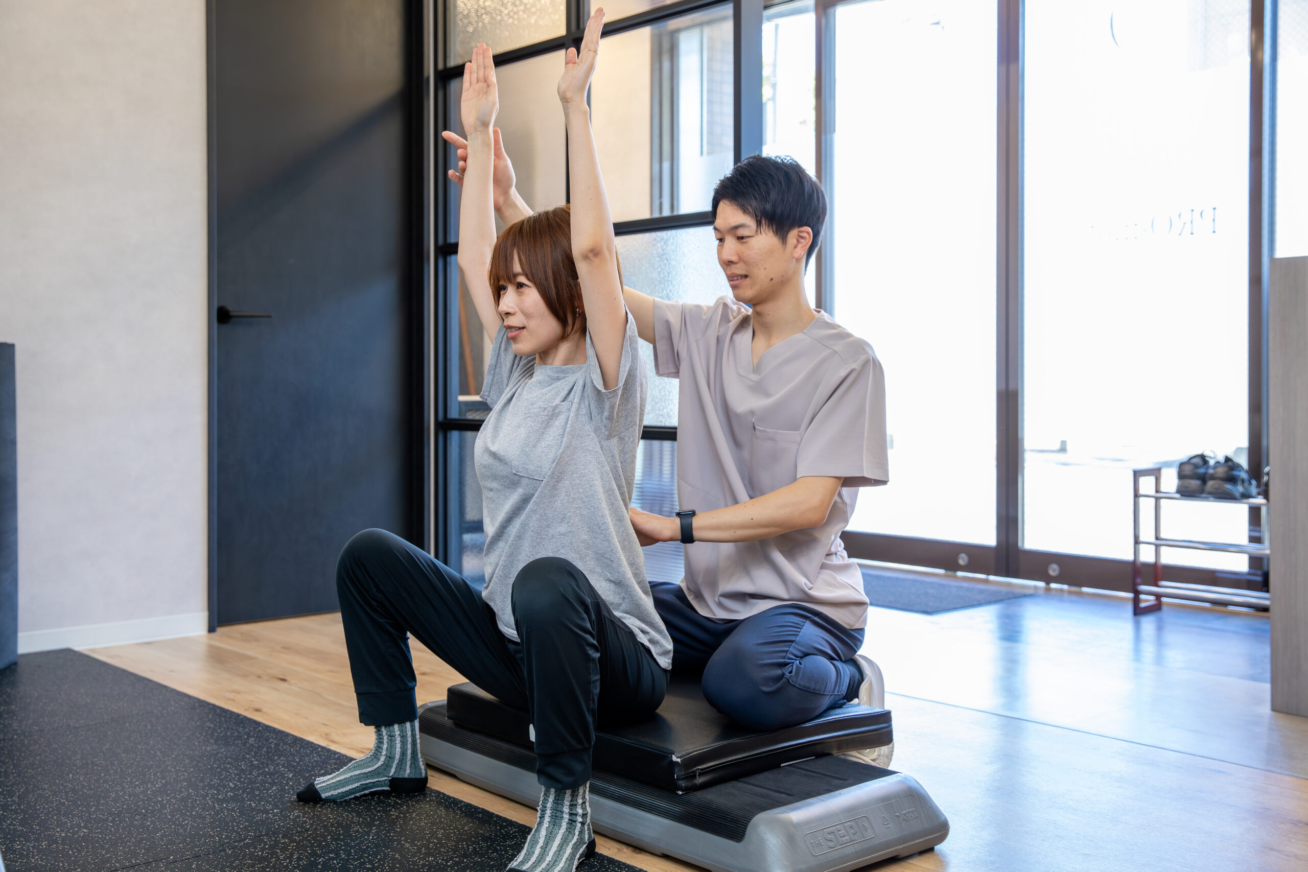 ストレッチを指導するトレーナー