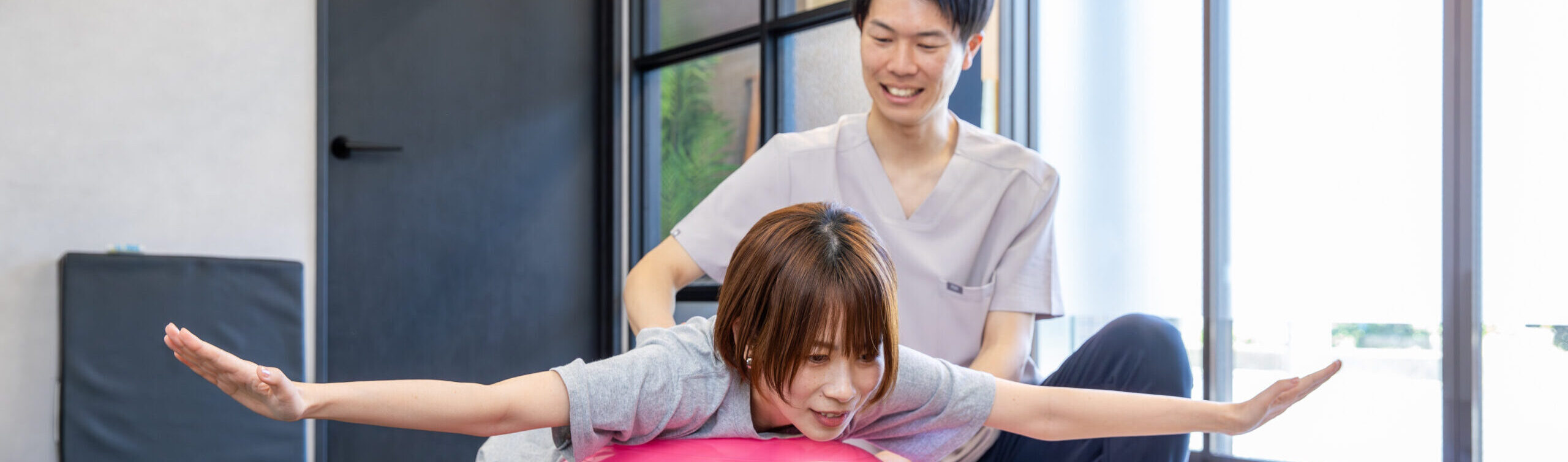 ボールを使ってストレッチする様子