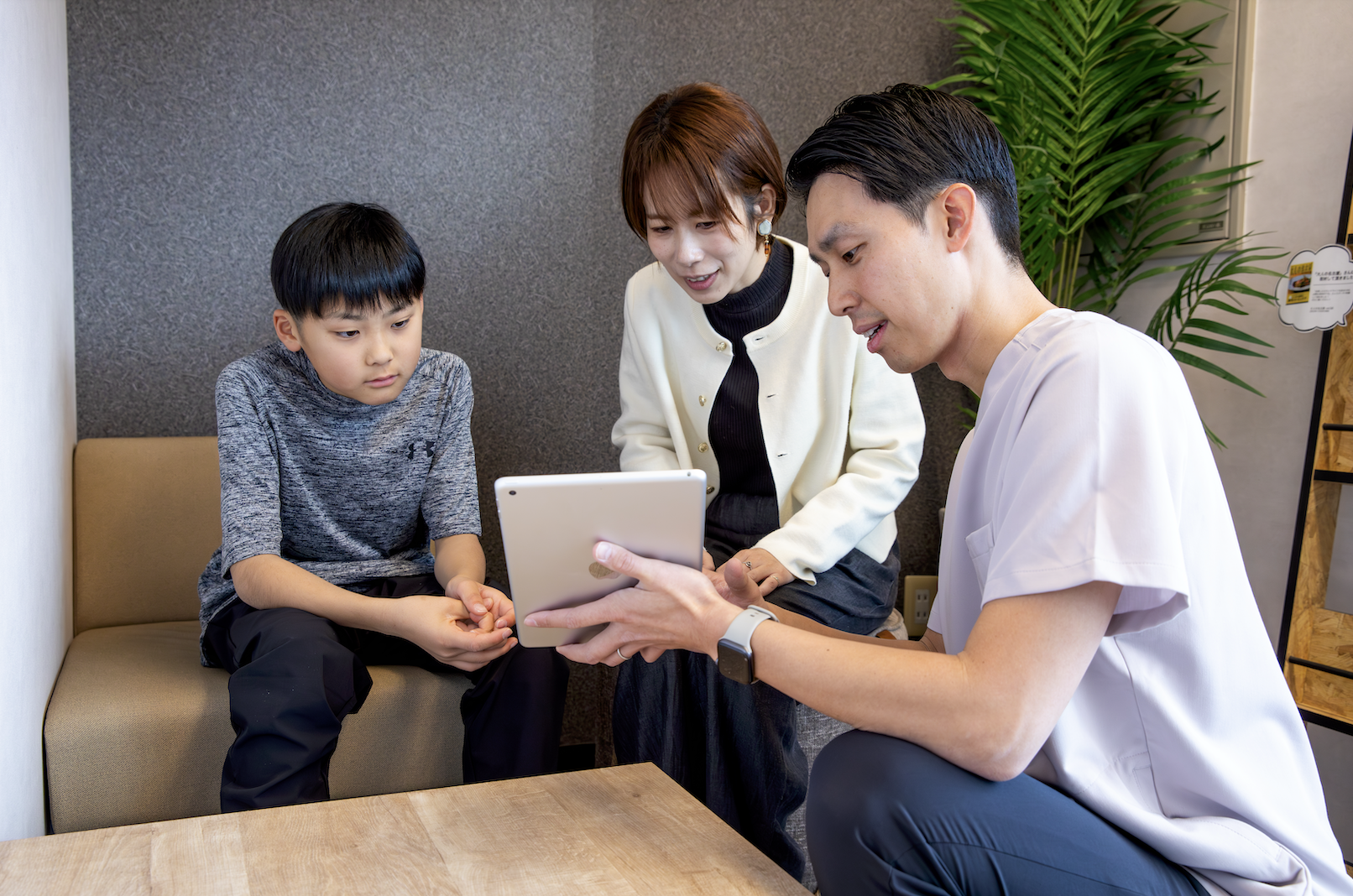 トレーナーと話す親子