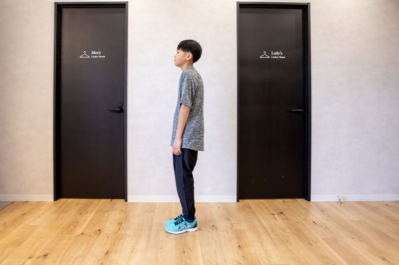 正しくない姿勢の子ども