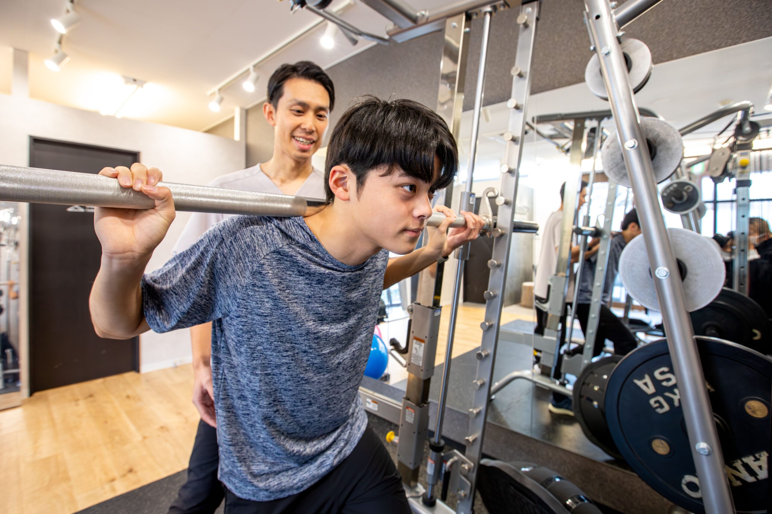 バーベルを担ぐ子ども