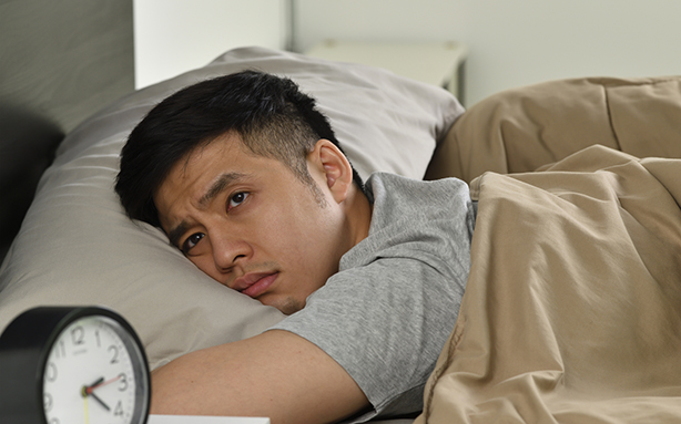 ベッドから起き上がれない男性